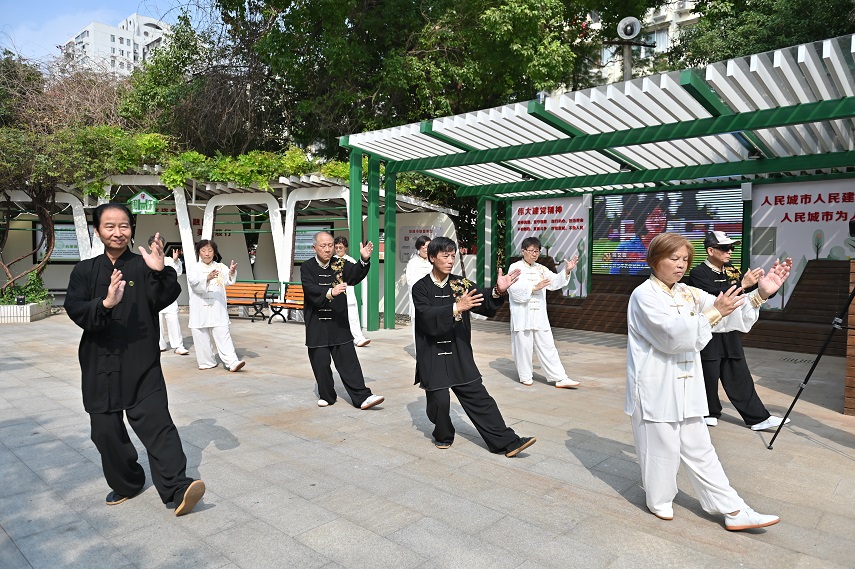 图6 工农片健身爱好者拳操表演.JPG