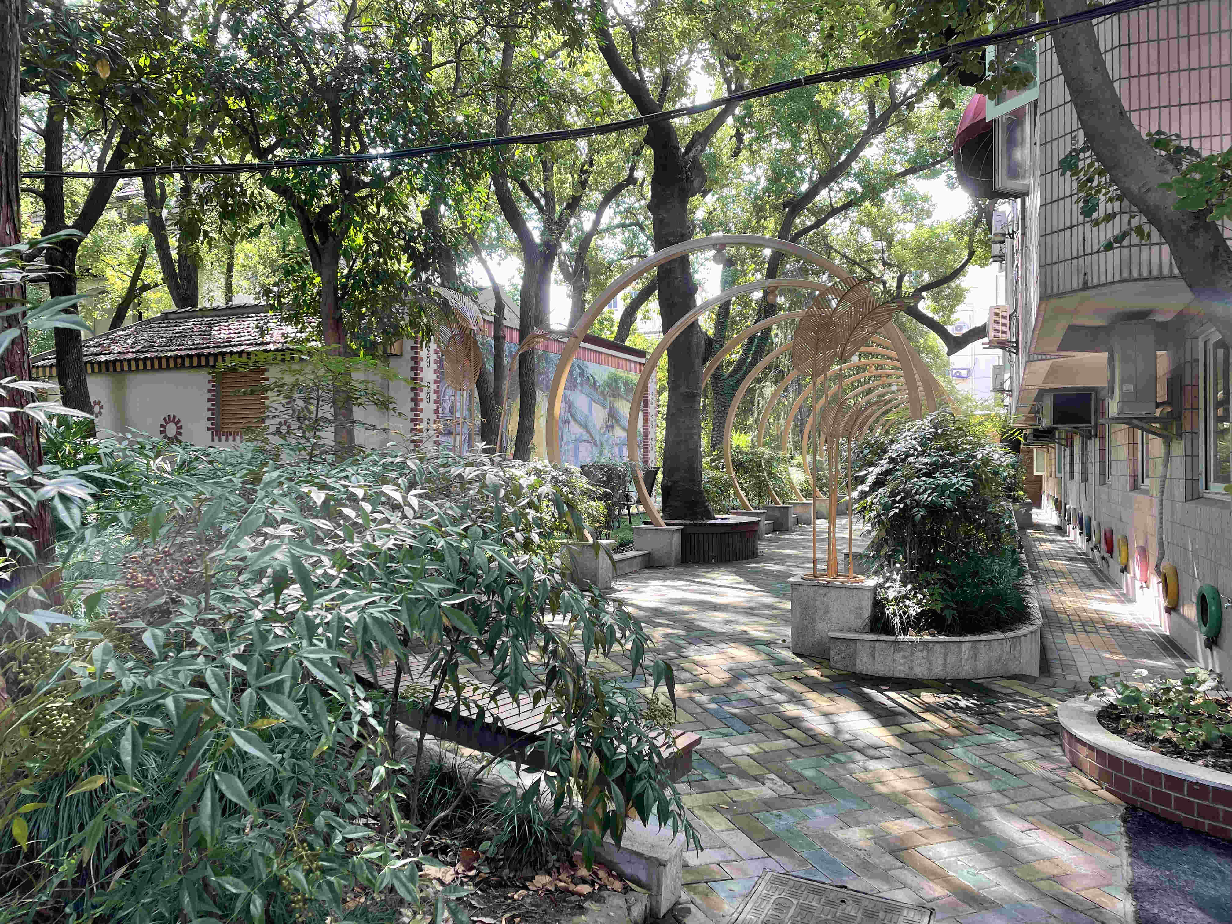 上海音乐学院将垃圾房改造为“旧料别院”，精心设计的旧料别院，与景色融为一体.jpg