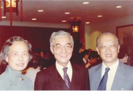 中间是章文晋，我国杰出的外交家，1982-1985年，任新中国第二任驻美大使.jpg