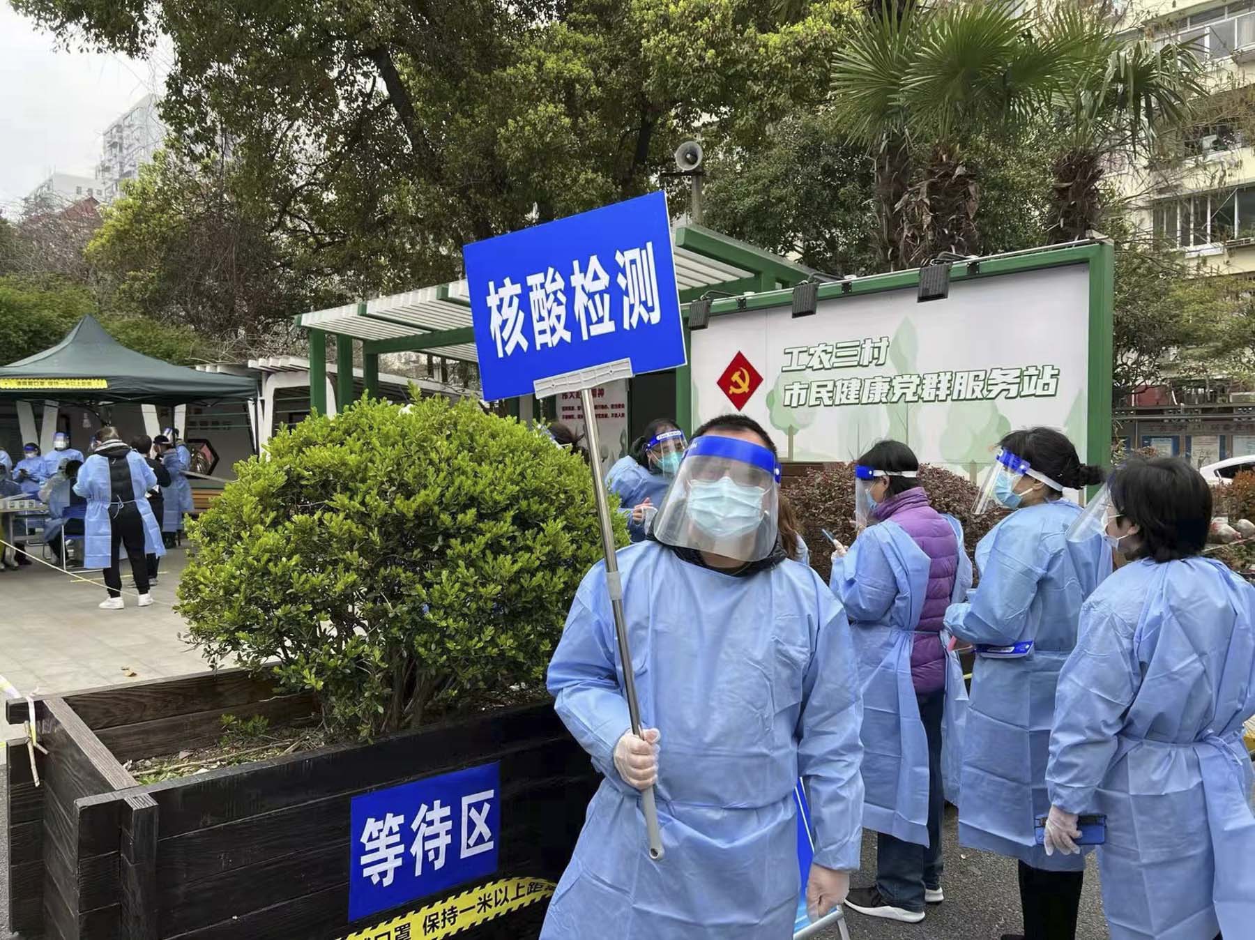 4-1    3月19日，叶俊仕担任志愿者，负责举牌引导某一批次居民开展核酸检测.jpg