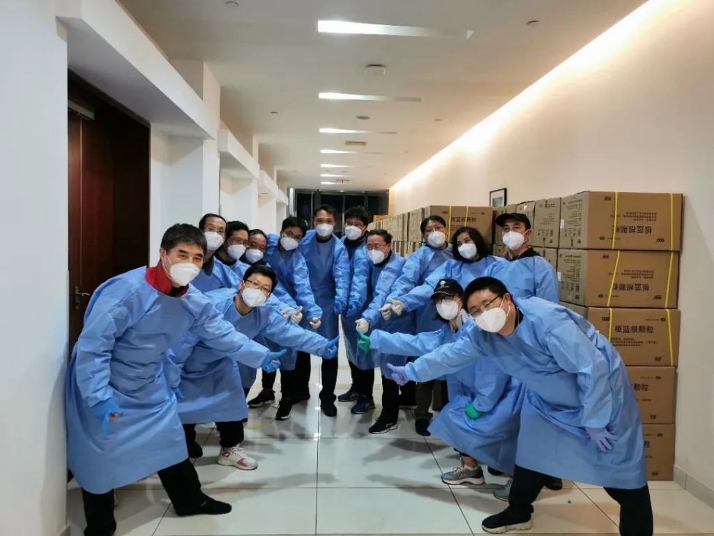 60后教授“抢”重活不输80后！留校坚守的他们化身“小蓝”志愿者