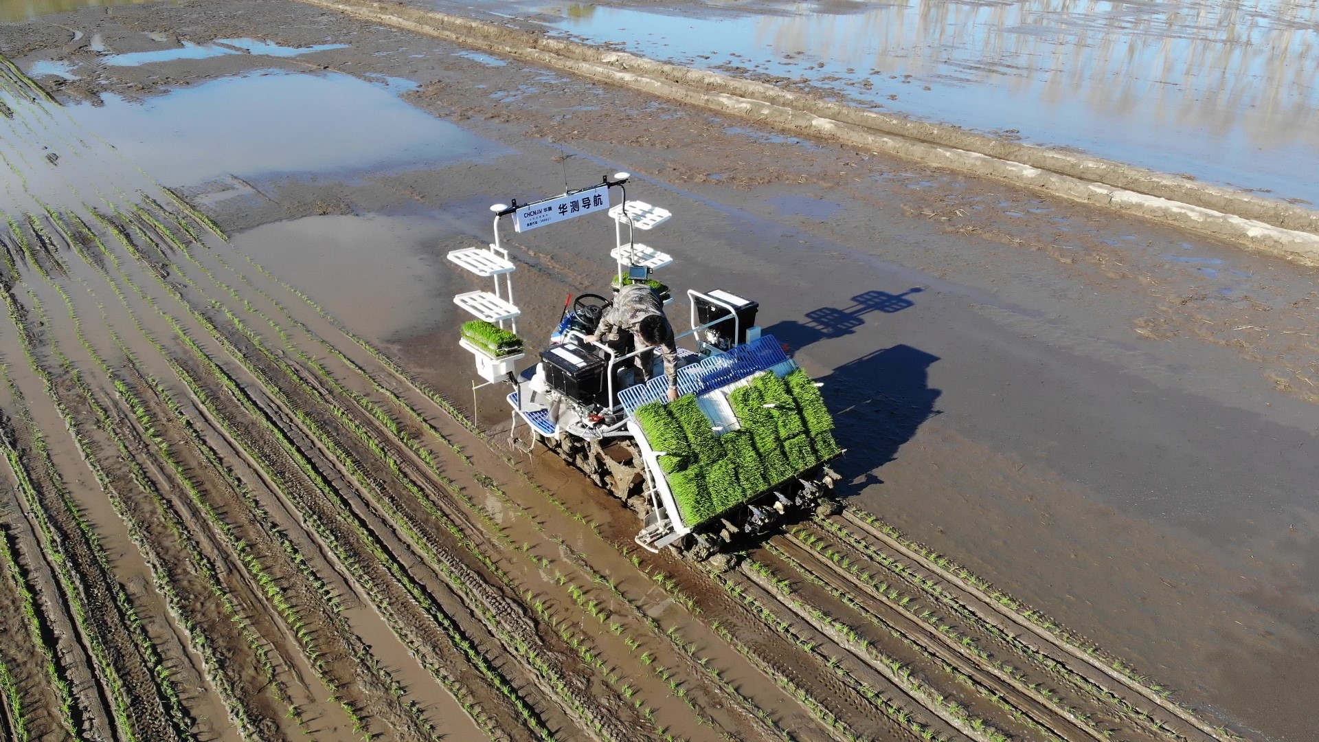 华测导航农机自动驾驶系统助力耕种1.jpg