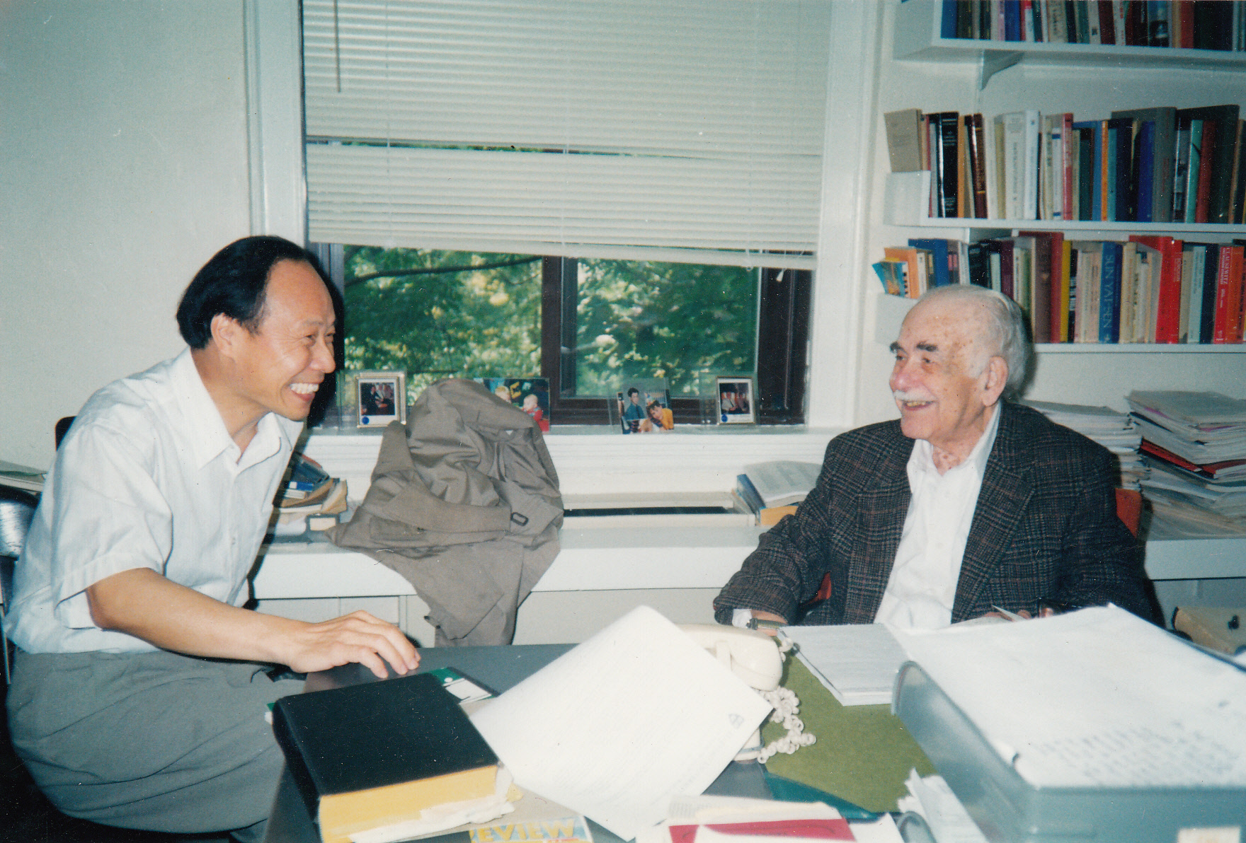 19980625，在哈佛费正清中心拜访史华慈教授 (1).jpg
