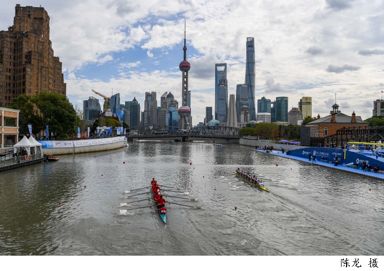 上海赛艇公开赛第二日，共逐500米城市冲刺赛。公开赛已成了一道靓丽风景线，.jpg