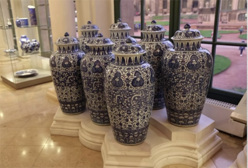 德国皇帝收藏的康熙青花盖瓶，目前仍然陈列在德国_看图王.png