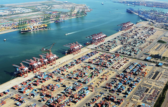 远洋巨轮穿梭往复,航线网络通达全球,滨海新区智慧港口建设“进度条”不断刷新,打造港产城融合发展新典范。滨海新区供图