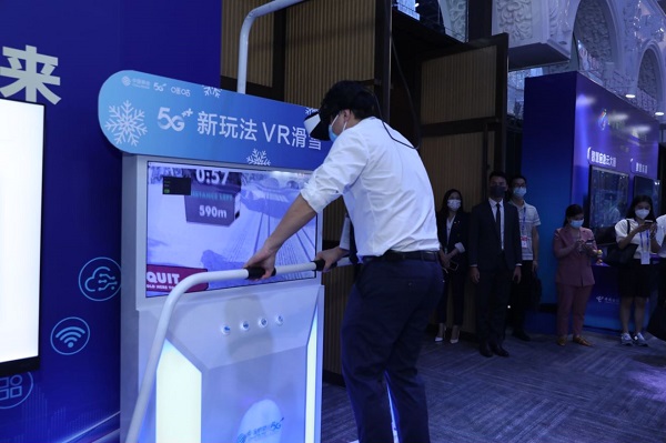 观众体验VR滑雪。论坛主办方供图