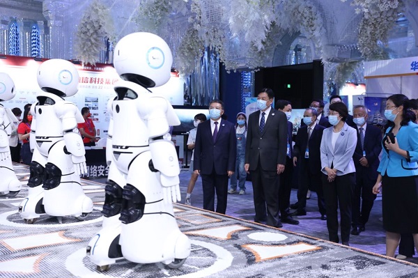 嘉宾巡展。论坛主办方供图