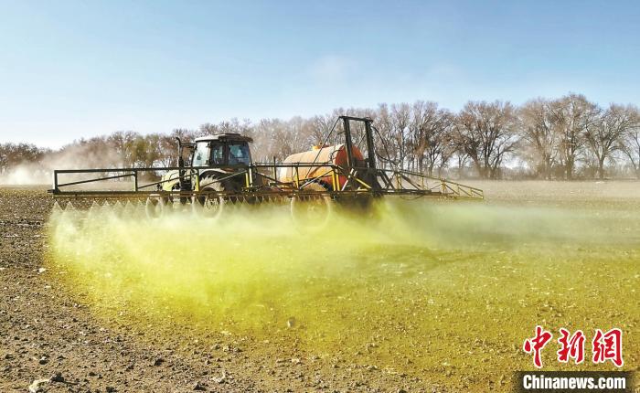 春播前,拖拉机正进行化除作业,以保障棉花播前质量关。 孟庆忠 摄