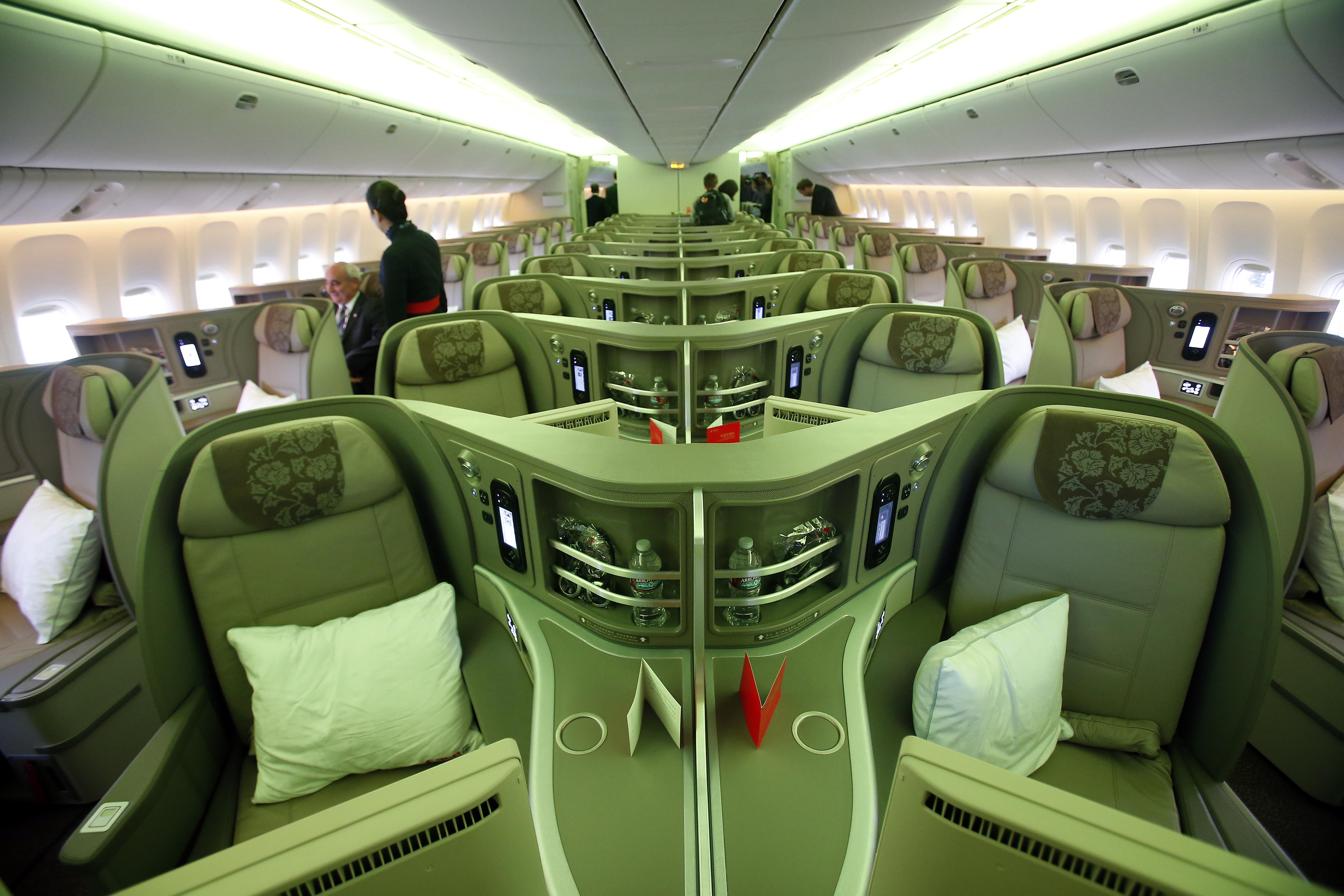 Lufthansa shows off new Recaro CL6710 business class seats for 777X ...