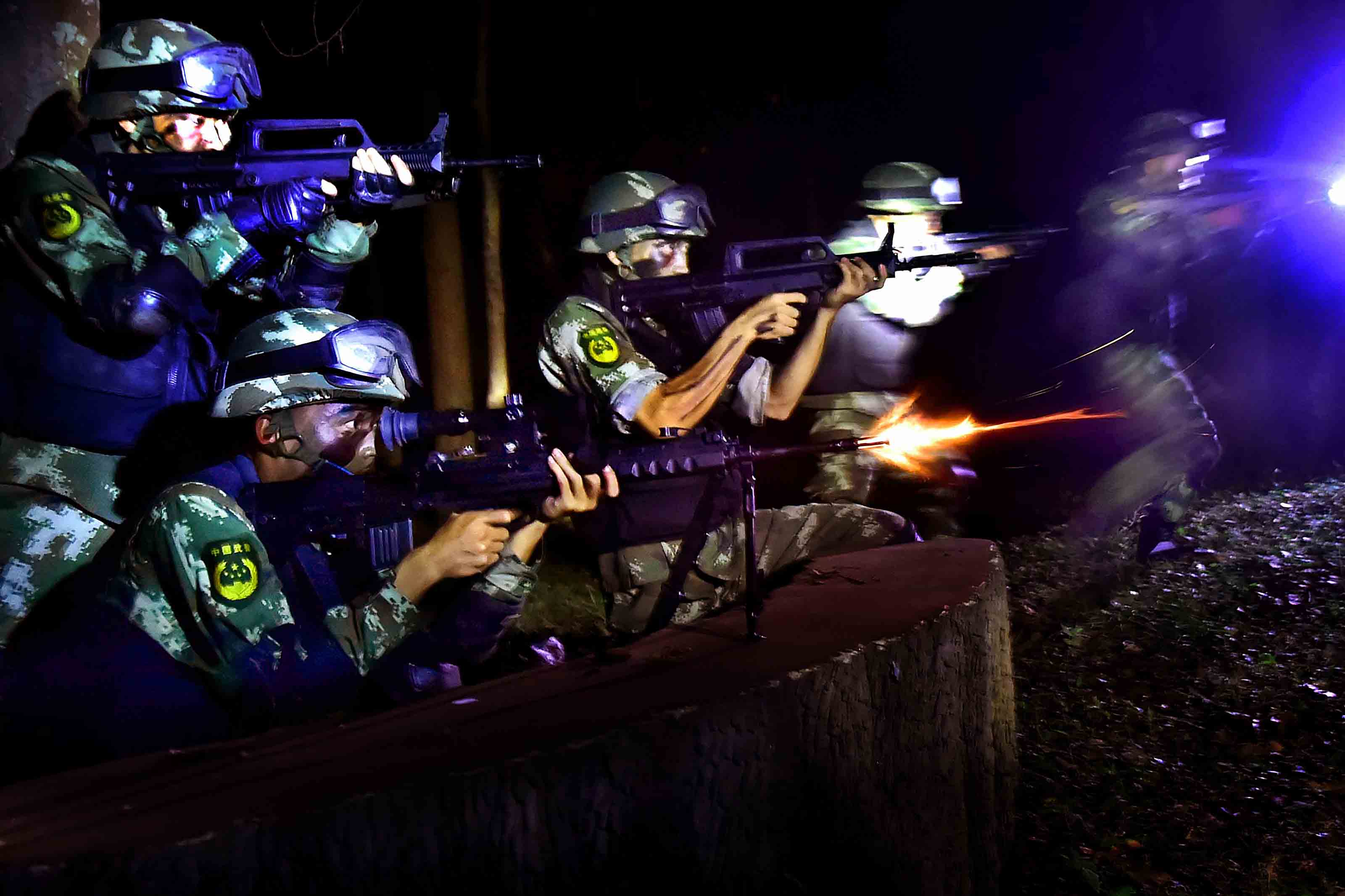 武警夜间训练图片图片