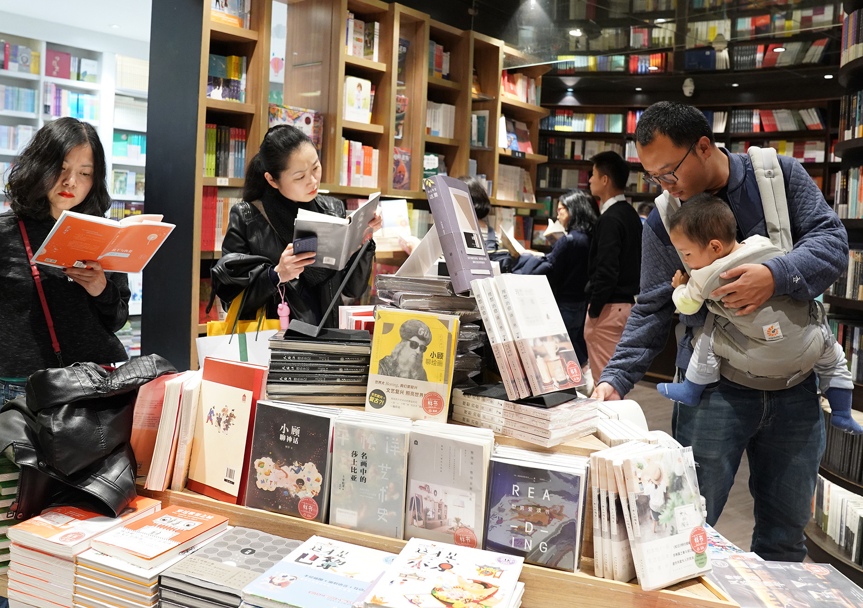 (文化)(2)假日书店读者多(1447921)-20180407062821.jpg (文化)(2)假日书店读者多(1447921)-20180407062821.jpg