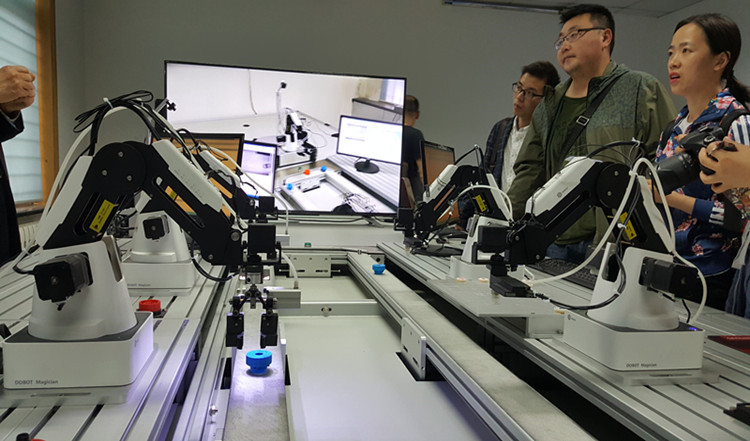 在西安交大研发的“群视觉机器柔性智能制造系统”演示平台上，四个机器正“各司其职”。.jpg
