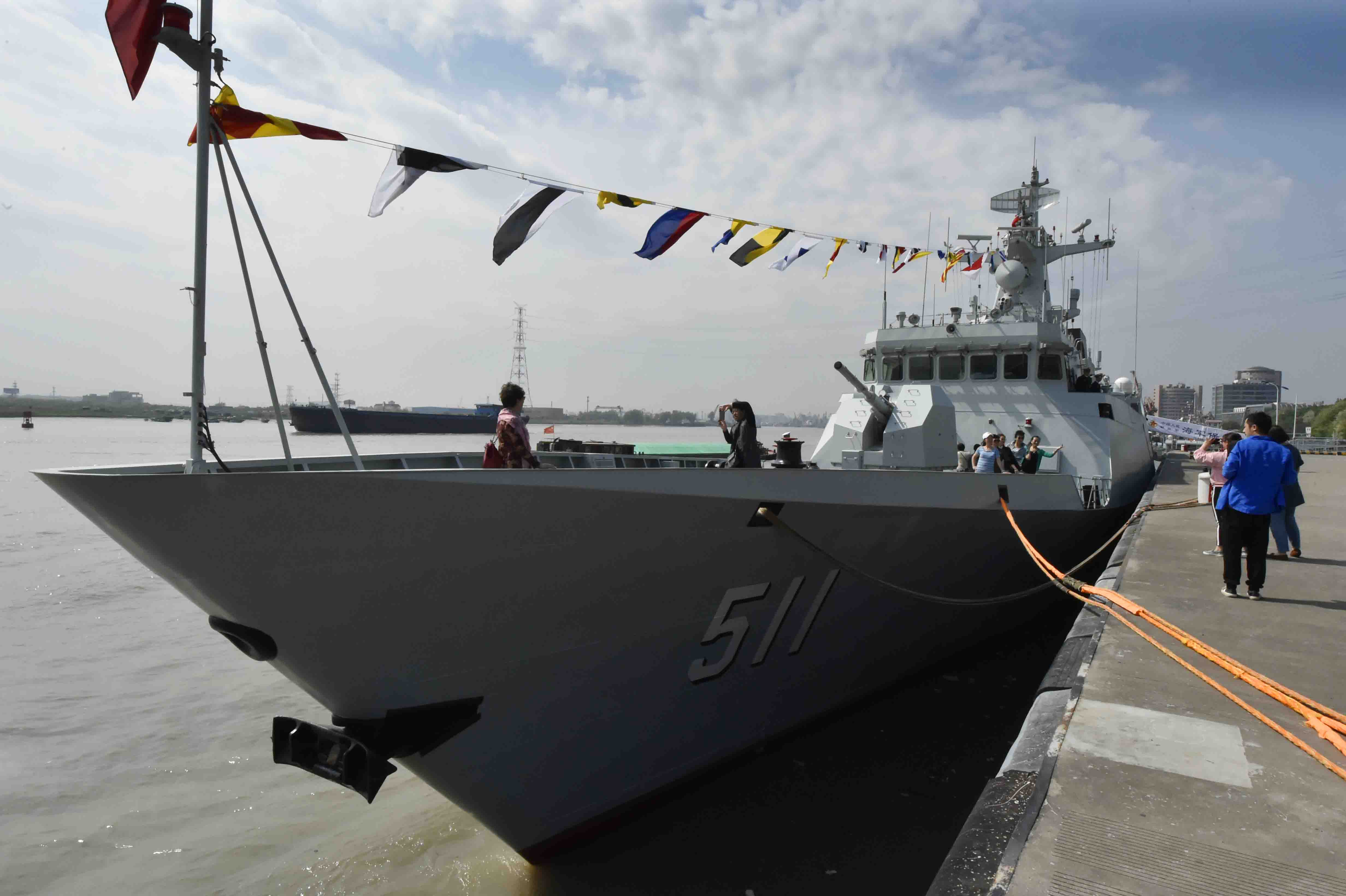 吴淞军港展示国产新型导弹护卫舰