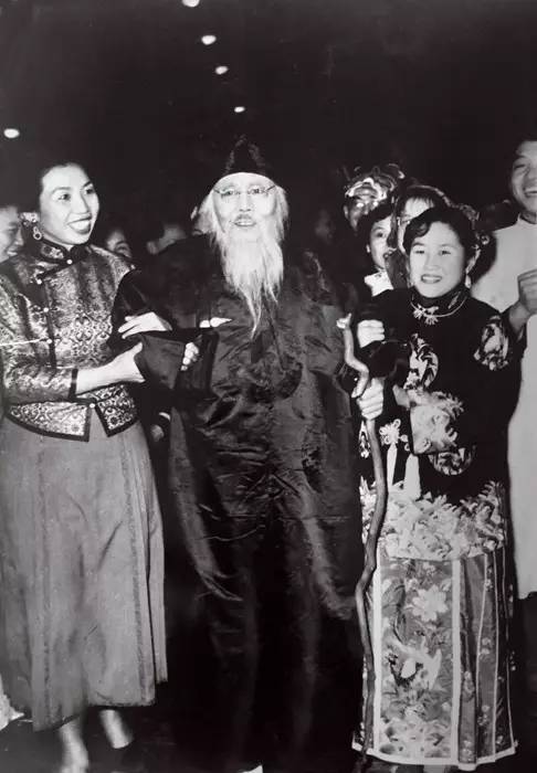 ▲ 1953年春节，首都文艺界在北京饭店举行新春联欢会，叶浅予（居中者）扮齐白石.jpg