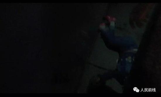 小女孩坠落站台,动弹不得,情况十分危急。