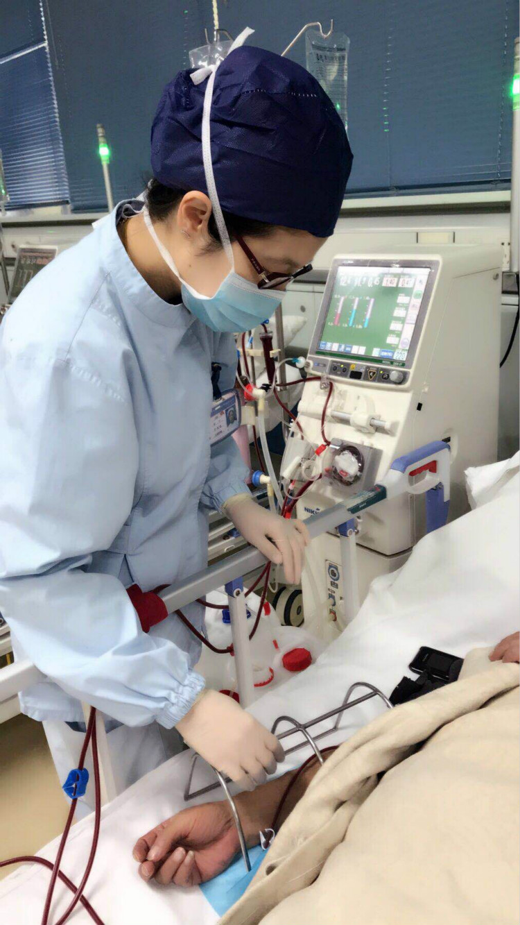 图9：岳阳医院血透室护士卢宁国庆坚守岗位_meitu_12.jpg