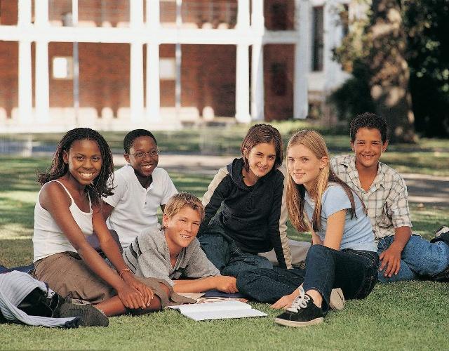 法国最出名的的奖学金是政府埃菲尔奖学金,为了支持法国高等教育发展