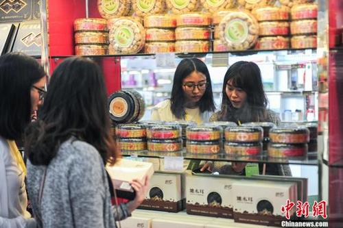 游客在电商园内选购具有当地特色的产品。中新网记者 富宇 摄.jpg 游客在电商园内选购具有当地特色的产品。中新网记者 富宇 摄.jpg