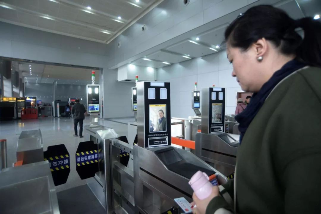 刷脸进站.jpg