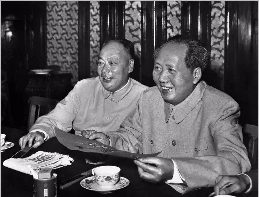 毛泽东和陈毅在中南海勤政殿接见外宾。(1957年 侯波摄).jpeg 毛泽东和陈毅在中南海勤政殿接见外宾。(1957年 侯波摄).jpeg