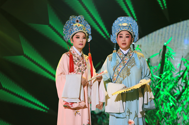 方芳何赛飞_副本.jpg 方芳何赛飞_副本.jpg