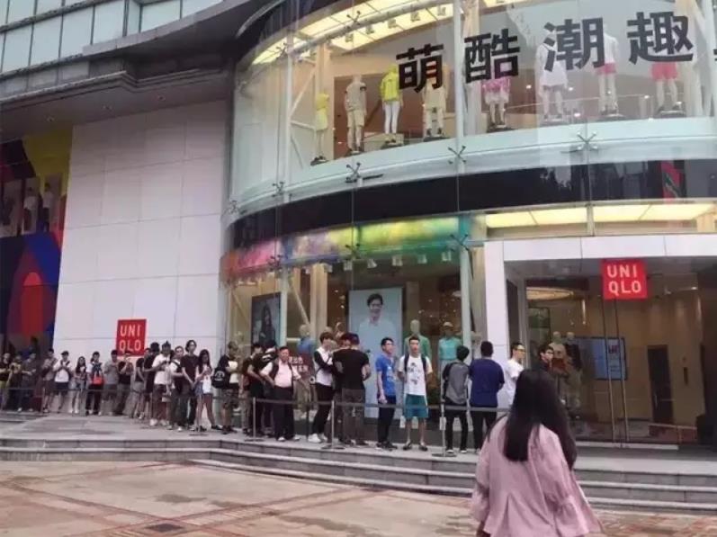 UT(UNIQLO T-shirt)和KAWS发布联名款的时候,全上海的潮人们排队来买,还惊动了一票黄牛党.jpg UT(UNIQLO T-shirt)和KAWS发布联名款的时候,全上海的潮人们排队来买,还惊动了一票黄牛党.jpg