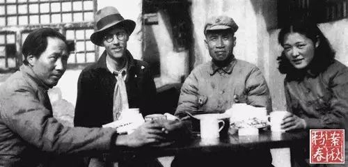 吴光伟(右一)1937年在延安.png