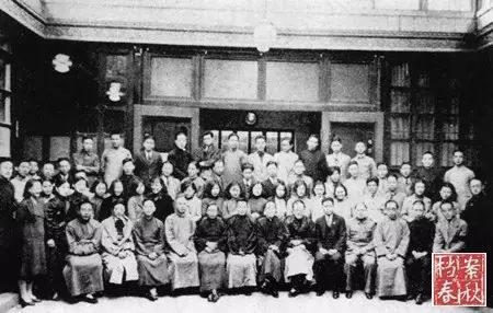 1935年吴光伟(二排右三)在南京戏剧学校.png