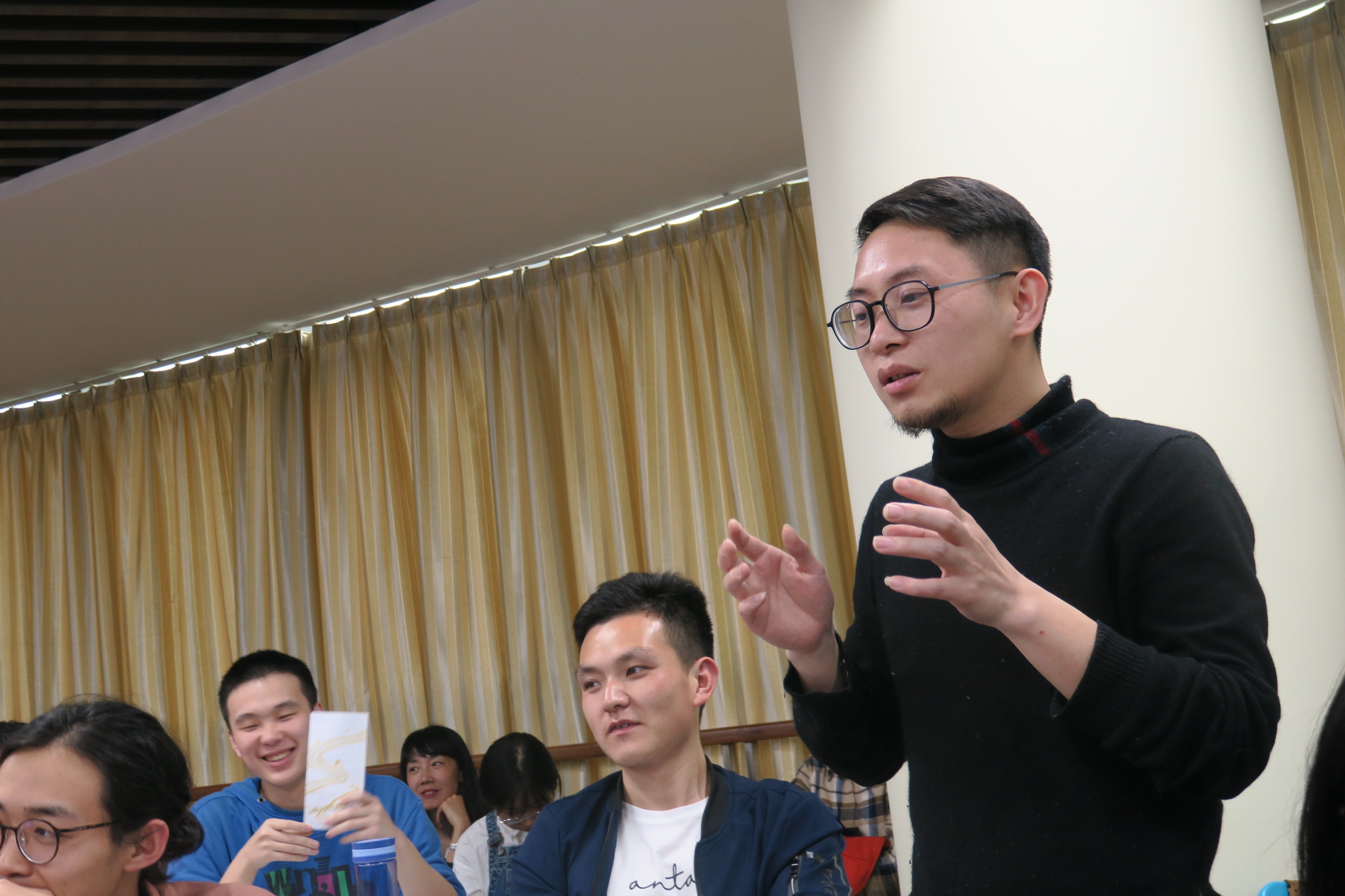 艺术相关专业学生提问，专程从北京赶来听取讲座.JPG