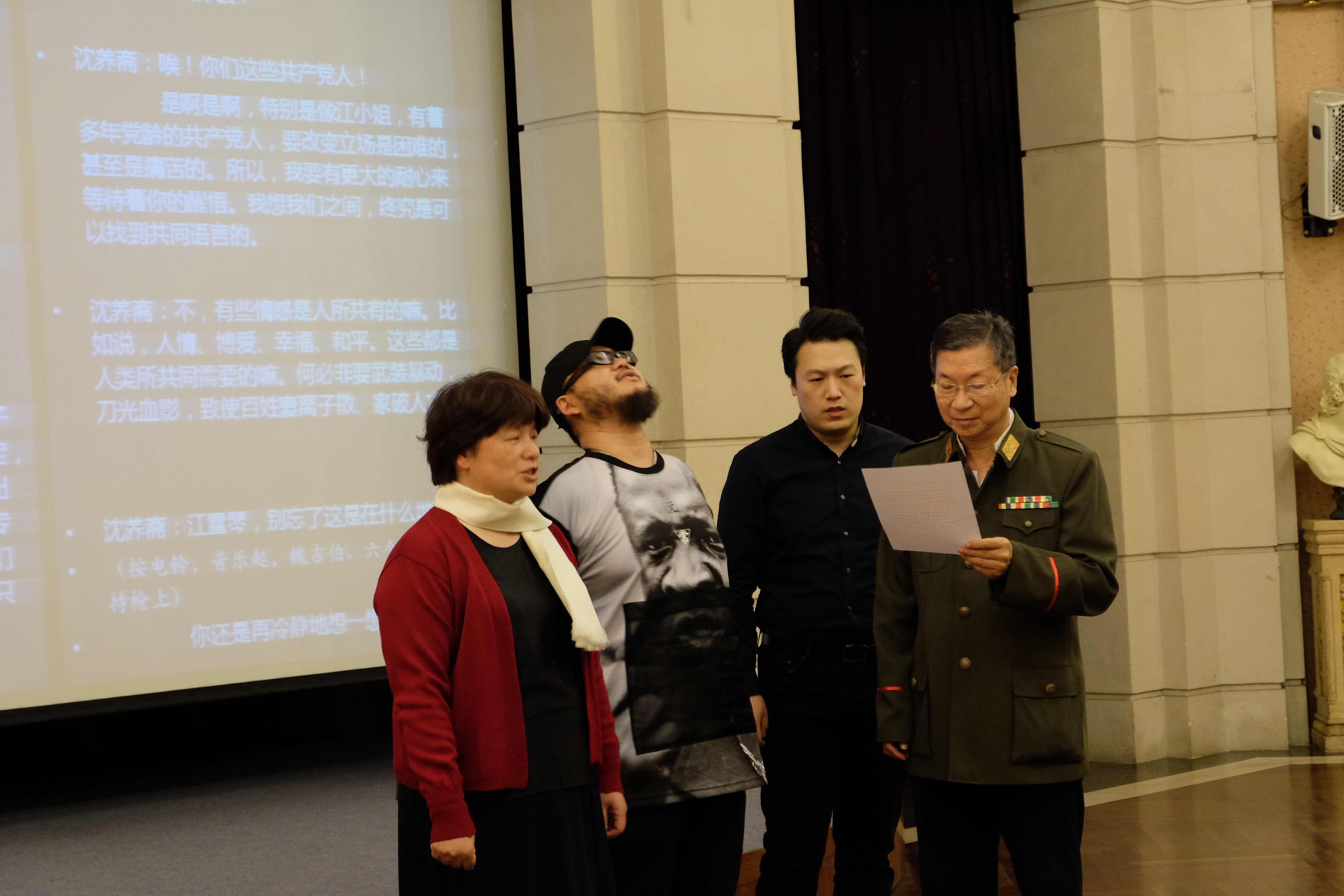 2017年，上海歌剧院组织艺术导赏，50多位江姐的“粉丝”在专业演员的指点下演绎“审讯”和“绣红旗”的经典片段，范晖莉脱稿上阵.jpg