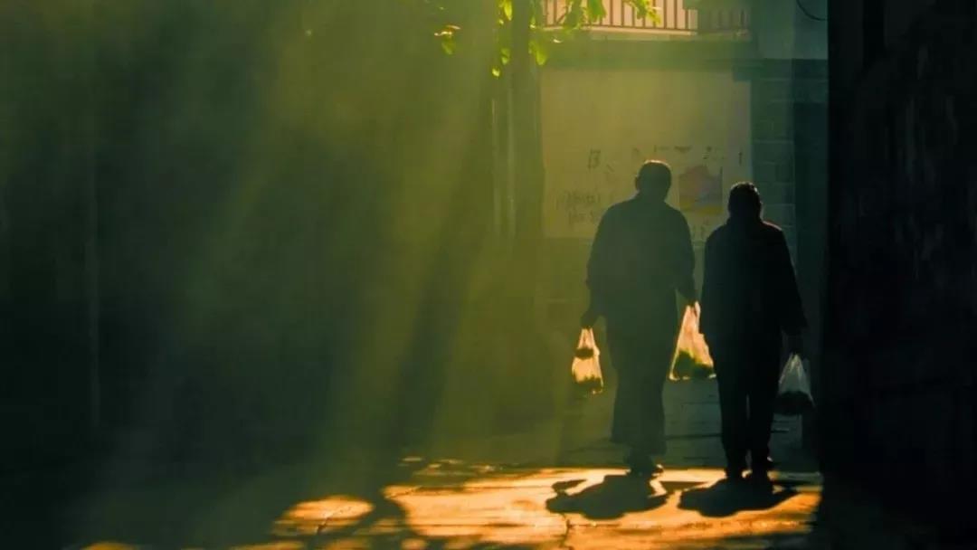 父亲去世后的梦境，他开车接我，我上了车