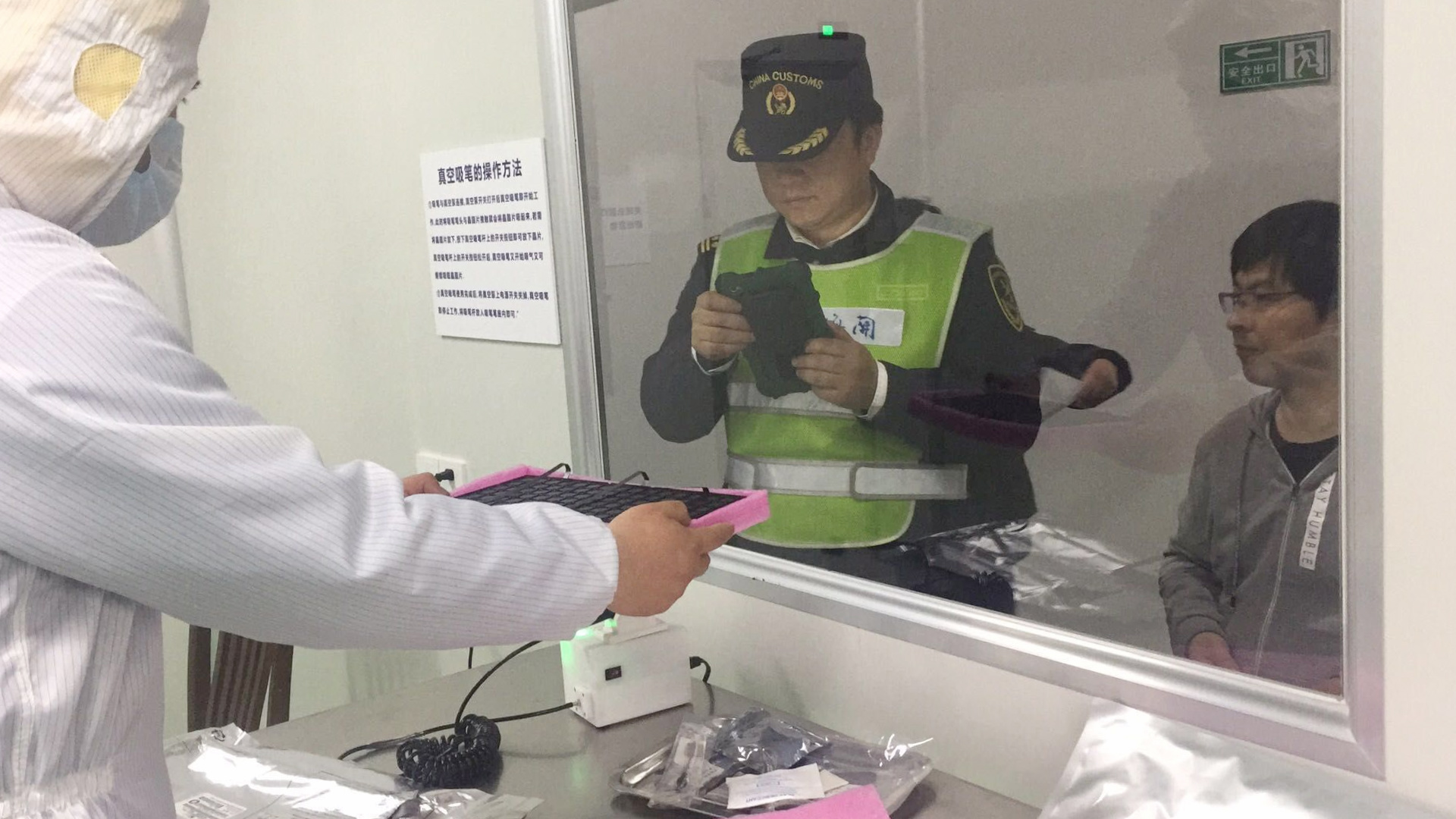 全国空运口岸首个无尘洁净室落户上海浦东机场海关-周扬 摄2.jpg