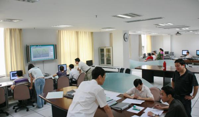 预报员应用长江洪水预报系统进行预报作业.jpg 预报员应用长江洪水预报系统进行预报作业.jpg