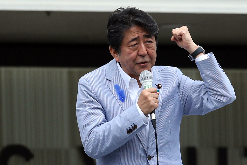 日本参议院选举进入尾声安倍求票心切竟喊出父亲们叫上你们女友一起去