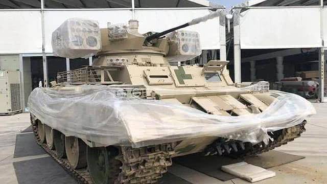 中国“陆地巡洋舰”霸气登场配置爆表 机关炮导弹无人机全都有