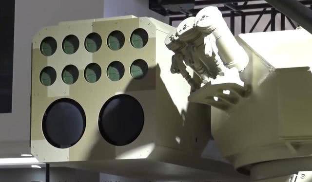 中国“陆地巡洋舰”霸气登场配置爆表 机关炮导弹无人机全都有