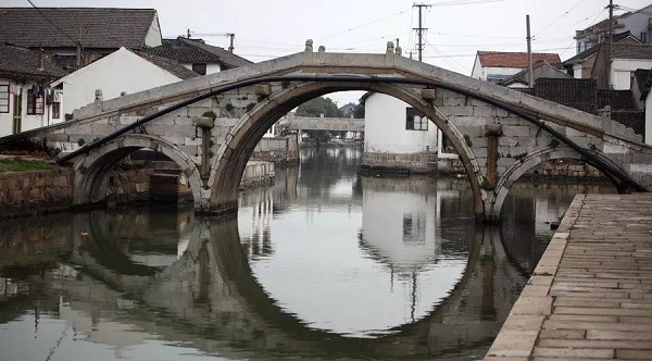 上海市青浦区金泽镇至今仍然保存着一套以“杨老爷”为核心的民间宗教,镇上“桥桥有庙,庙庙有桥”的信仰格局延续了明清儒家祠祀体系。.jpg 上海市青浦区金泽镇至今仍然保存着一套以“杨老爷”为核心的民间宗教,镇上“桥桥有庙,庙庙有桥”的信仰格局延续了明清儒家祠祀体系。.jpg