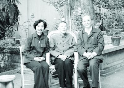 1981年,出席杜甫学会会议时叶嘉莹与缪钺教授(中)、金启华教授(右)合影(转引自《中华读书报》).jpg 1981年,出席杜甫学会会议时叶嘉莹与缪钺教授(中)、金启华教授(右)合影(转引自《中华读书报》).jpg