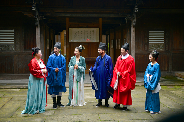 古装合影_副本.jpg 古装合影_副本.jpg