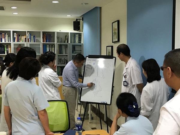 大专家为啥乐在基层?穿回白大褂,他是家门口全科医生