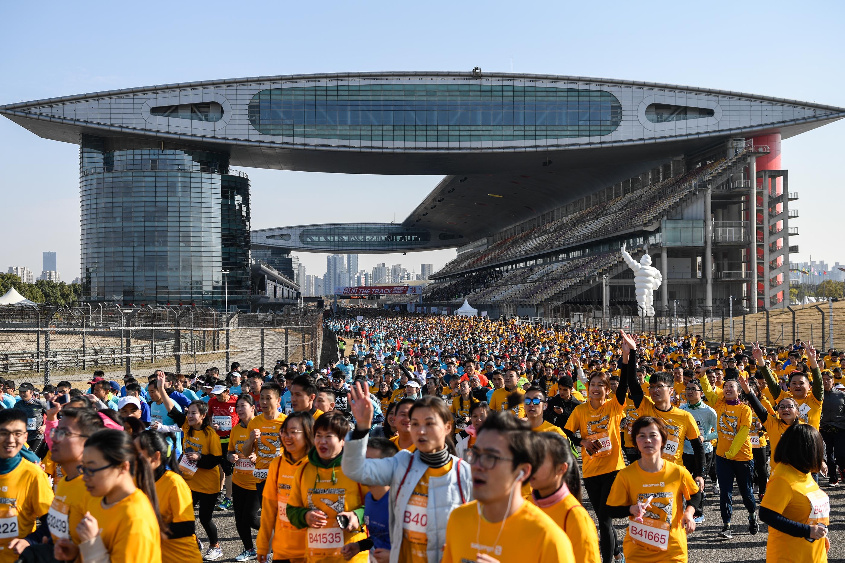 2020奋力跑出加速度上赛场万人跑出蒸蒸日上新气象