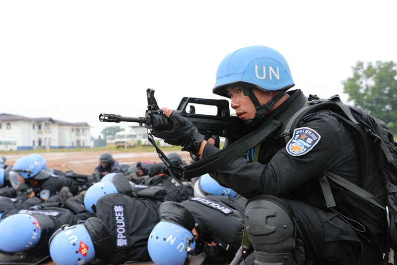 2017年7月1日，在利比里亚首都蒙罗维亚，中国维和警察防暴队参加三方联合演练。（新华社发）.jpg