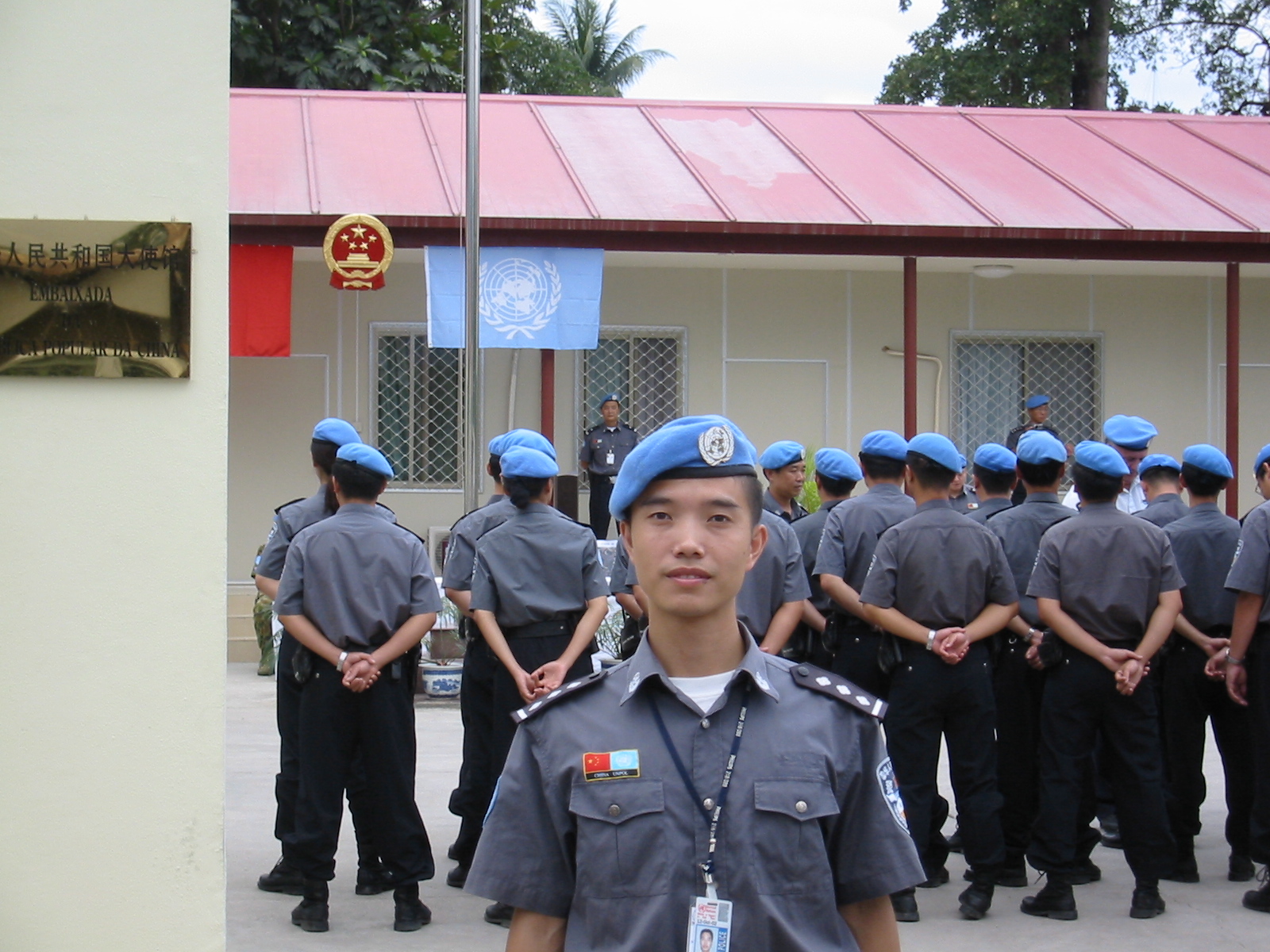 2002年何银在中国驻东帝汶共和国大使馆参加维和警察警队的授勋仪式.jpg