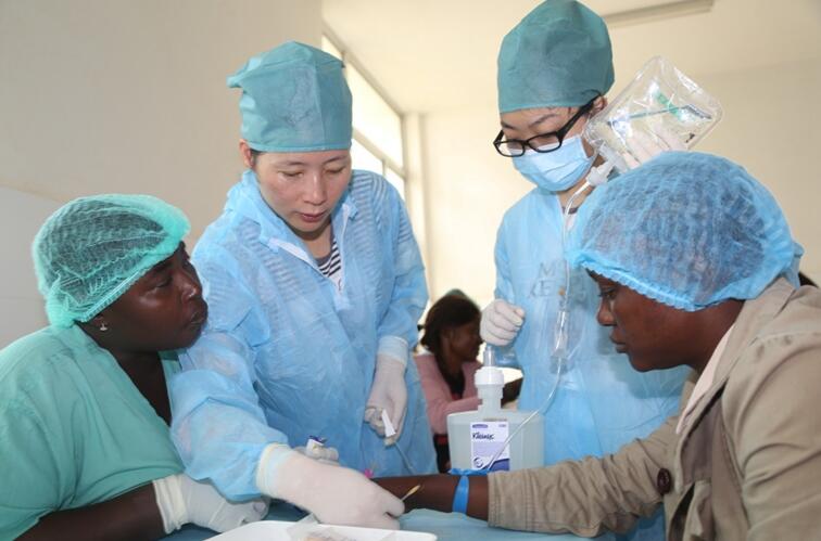 .2014年12月10日,中国人民援助西非抗击埃博拉疫情.jpg