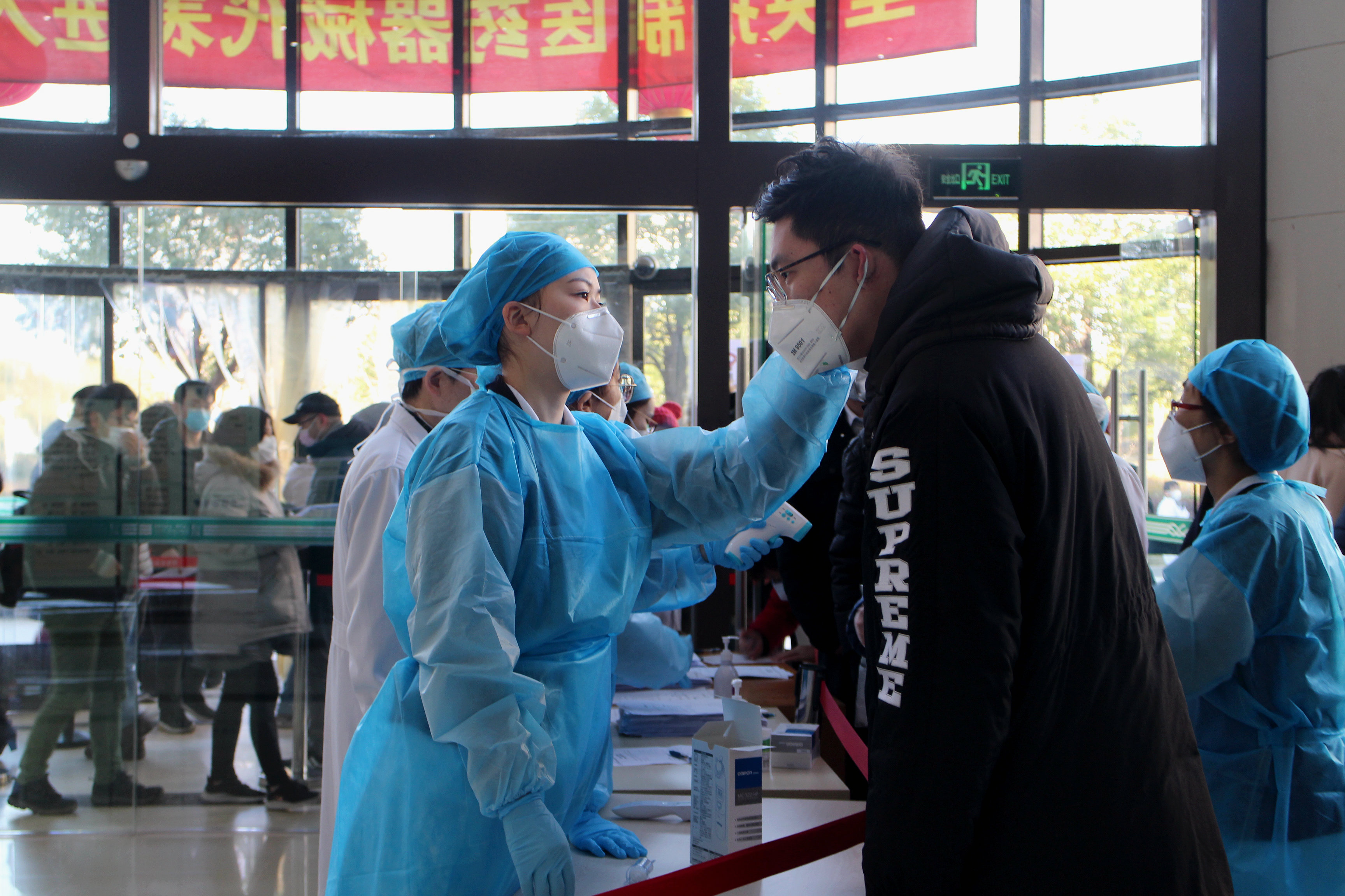 进院必须戴口罩,测体温!