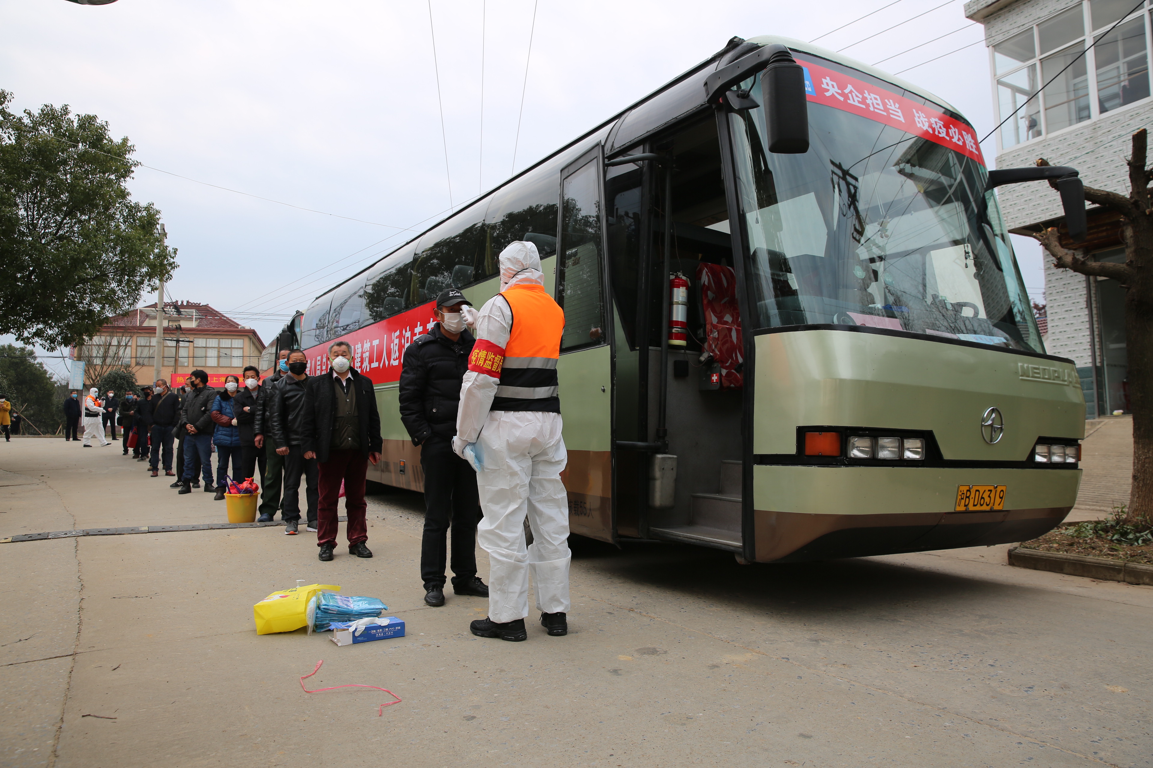 全程防疫监护上海用省际包车护送首批32名轨交建设者抵沪复工