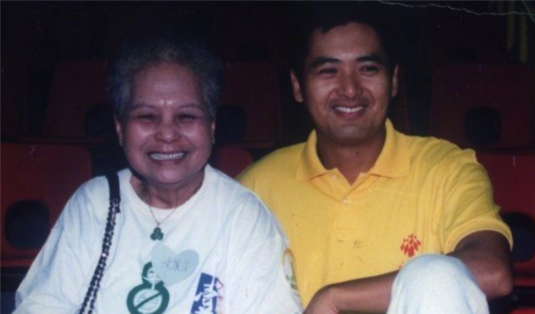 妈妈合影_副本.png 妈妈合影_副本.png