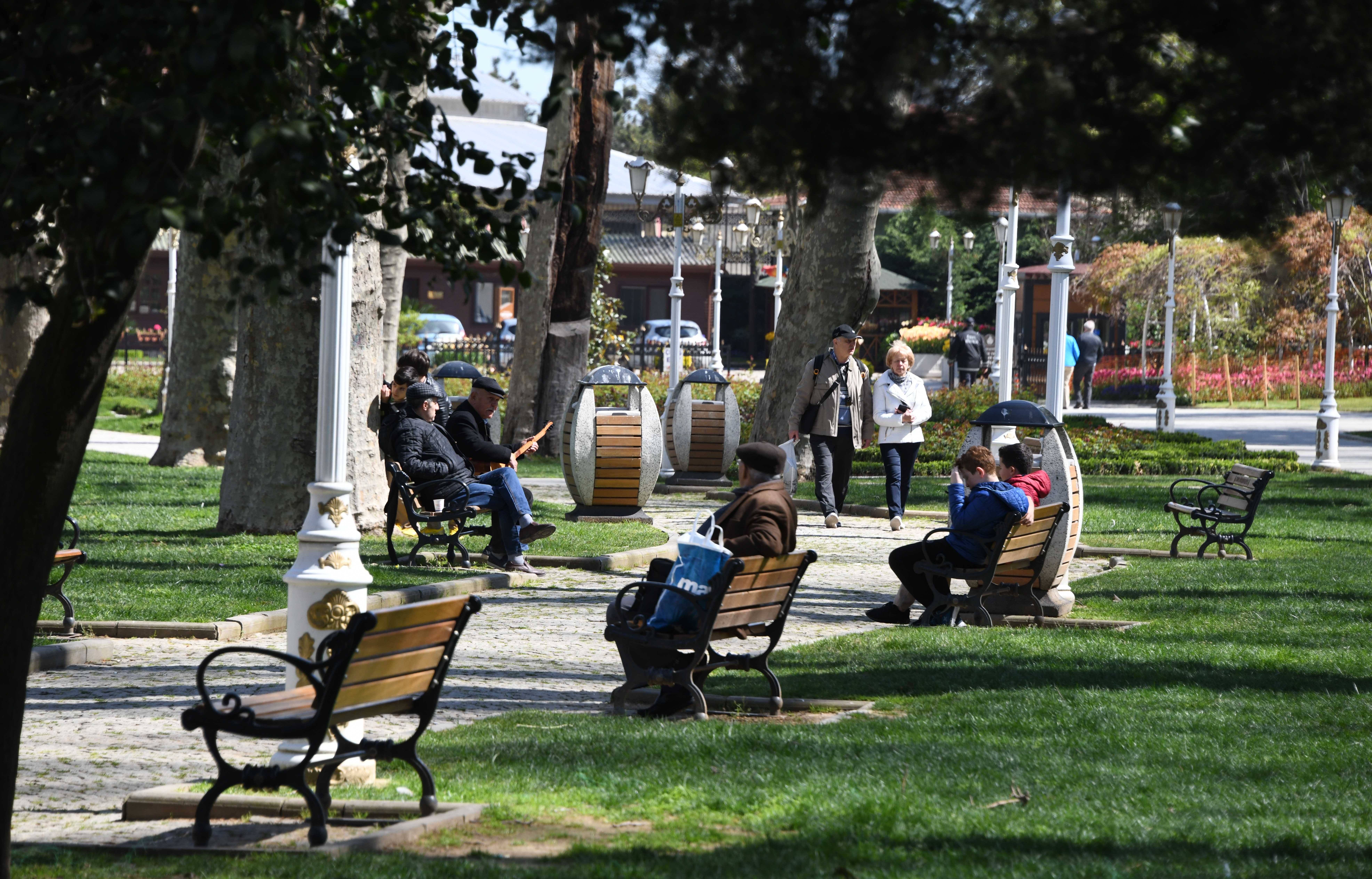 在土耳其伊斯坦布尔居尔哈内公园内休闲游览的人们.jpg