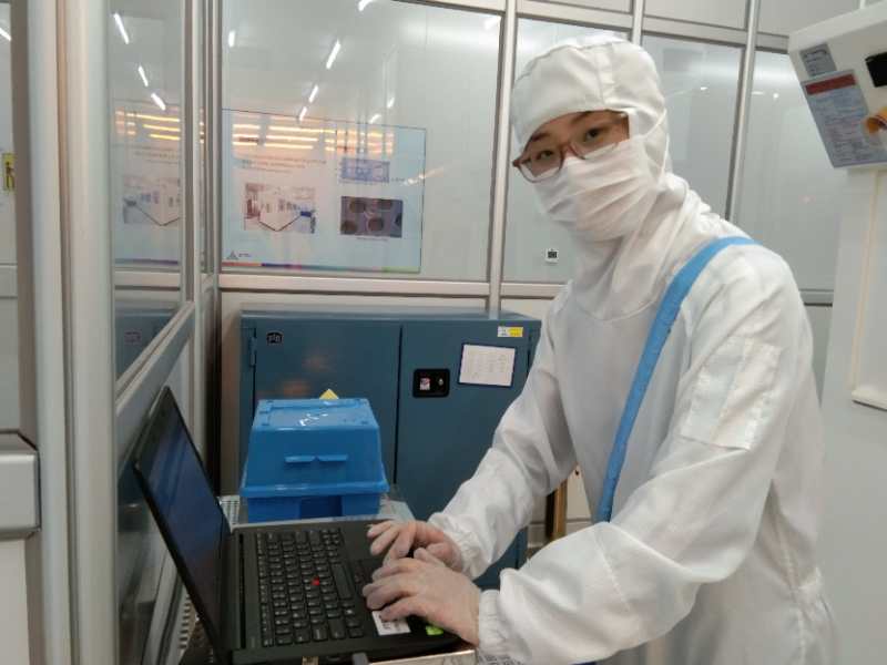 女工程师操作设备.jpg 女工程师操作设备.jpg